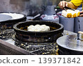 Modern-style snacks: flat-bottomed pot, arranged in an orderly manner, with gold and yellow liquor at the bottom, as well as water decoctions. 139371842