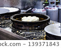 Modern-style snacks: flat-bottomed pot, arranged in an orderly manner, with gold and yellow liquor at the bottom, as well as water decoctions. 139371843