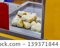 Modern-style snacks: flat-bottomed pot, arranged in an orderly manner, with gold and yellow liquor at the bottom, as well as water decoctions. 139371844
