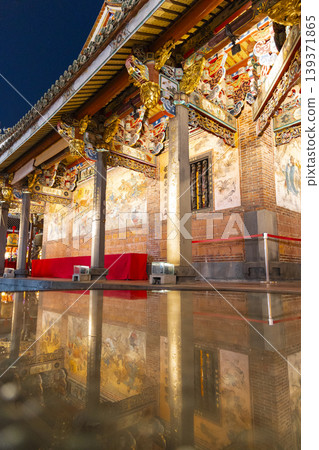 Temple reflection: A water-perfect reflection of the beautiful wooden sculptures and wall paintings of Taiwan's traditional temples. Temple reflection: A water-perfect reflection of the beautiful wooden sculptures and wall paintings of Taiwan's traditional temples. 139371865