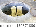 Traditional charcoal-fired pottery: old-fashioned charcoal-fired pottery, handmade table-fired rice cakes 139371866