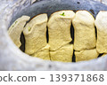 Traditional charcoal-fired pottery: old-fashioned charcoal-fired pottery, handmade table-fired rice cakes 139371868