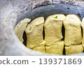 Traditional charcoal-fired pottery: old-fashioned charcoal-fired pottery, handmade table-fired rice cakes 139371869