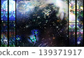 遊戲背景：透過奇幻的彩色玻璃窗看到的繁星點點的夜空和翩翩起舞的蝴蝶。 139371917