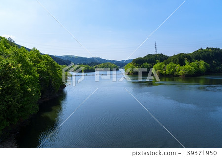 Nunome Dam, now filled to the brim with water, has regained its beautiful scenery. Lake Nunome, with its expansive surface reflecting the fresh greenery ① Nunome Dam, now filled to the brim with water, has regained its beautiful scenery. Lake Nunome, with its expansive surface reflecting the fresh greenery ① 139371950