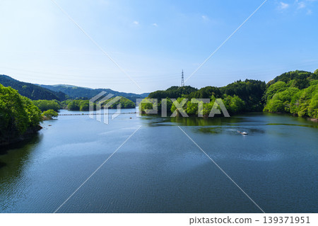 努諾梅水壩如今蓄滿了水,恢復了往日的美景。努諾梅湖(第二部):湖面波光粼粼,倒映著鬱鬱蔥蔥的景色。 努諾梅水壩如今蓄滿了水,恢復了往日的美景。努諾梅湖(第二部):湖面波光粼粼,倒映著鬱鬱蔥蔥的景色。 139371951