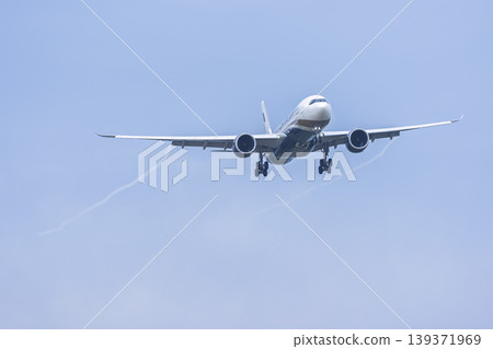 黃昏時的仙台機場:一架飛機正在降落,拖著長長的尾跡。宮城縣名取市。 黃昏時的仙台機場:一架飛機正在降落,拖著長長的尾跡。宮城縣名取市。 139371969