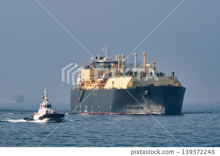 拖船引導大型液化天然氣運輸船及海上物流 拖船引導大型液化天然氣運輸船及海上物流 139372248