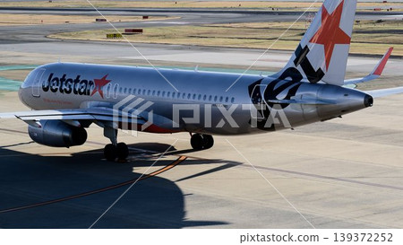 Jetstar's Airbus A320 passenger aircraft (Fukuoka Airport) Jetstar's Airbus A320 passenger aircraft (Fukuoka Airport) 139372252