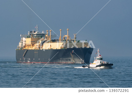 海上大型液化天然氣運輸船的圖片,以及能源安全問題。 海上大型液化天然氣運輸船的圖片,以及能源安全問題。 139372291