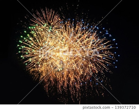 Beautiful fireworks bloom brilliantly in the night sky. Beautiful fireworks bloom brilliantly in the night sky. 139372710