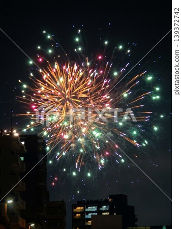 城市景觀和照亮夜空的壯觀煙火表演 城市景觀和照亮夜空的壯觀煙火表演 139372742