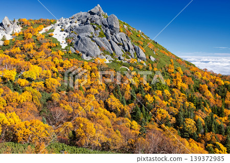 從南阿爾卑斯山的砂原井岳眺望鳳凰三山和藥師岳的秋葉。 從南阿爾卑斯山的砂原井岳眺望鳳凰三山和藥師岳的秋葉。 139372985