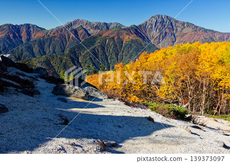 Shiramine Sanzan as seen from the ridge of Mt. Yakushidake and Mt. Houou in the Southern Alps. 139373097
