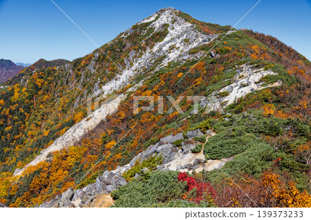 從藥師岳上可以眺望南阿爾卑斯山脈、鳳凰三山山脈和觀音岳。 從藥師岳上可以眺望南阿爾卑斯山脈、鳳凰三山山脈和觀音岳。 139373233