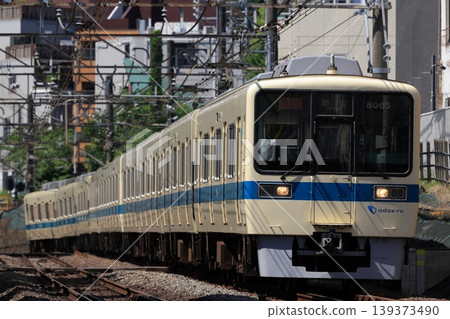 小田急8000系列車開往新宿方向。 139373490
