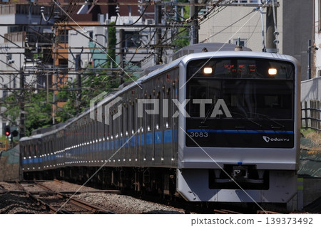 小田急3000系列車開往新宿方向。 小田急3000系列車開往新宿方向。 139373492