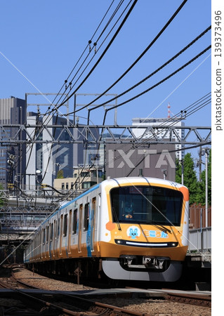 小田急5000系列列車行駛在新宿附近的建築群前。 小田急5000系列列車行駛在新宿附近的建築群前。 139373496