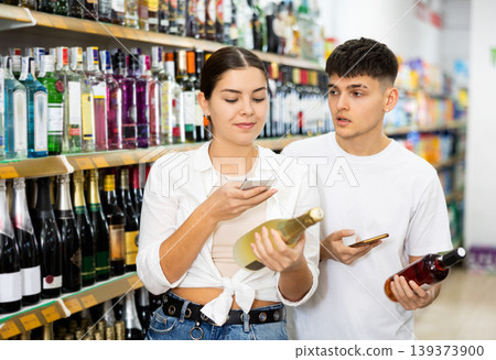 Married couple scans QR code from label on alcoholic drink 139373900