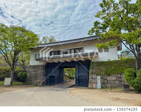 The historic Tamon-yagura (a type of turret) of Osaka Castle stands tall beneath a spring blue sky and cirrocumulus clouds. April 14, 2026, Osaka City, Japan. 139374285