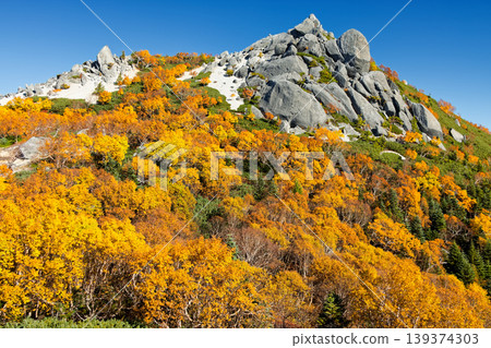從南阿爾卑斯山的砂原井岳眺望鳳凰三山和藥師岳的秋葉。 139374303