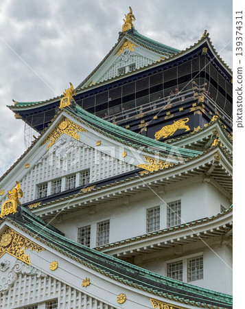 Osaka Castle's main tower stands tall, enveloped in the fresh greenery of spring and beautiful cirrus clouds. April 14, 2026, Osaka City, Japan. Osaka Castle's main tower stands tall, enveloped in the fresh greenery of spring and beautiful cirrus clouds. April 14, 2026, Osaka City, Japan. 139374311