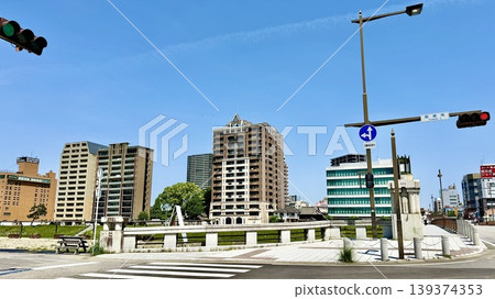 從渡橋對岸眺望音川右岸的城鎮風光,湛藍的天空映襯著迷人的景色。 (音川河畔綠地/愛知縣岡崎市) 從渡橋對岸眺望音川右岸的城鎮風光,湛藍的天空映襯著迷人的景色。 (音川河畔綠地/愛知縣岡崎市) 139374353
