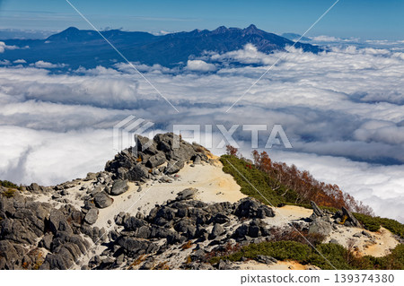 從南阿爾卑斯山、鳳凰三山和觀音岳上看到的雲上八嶽山脈。 從南阿爾卑斯山、鳳凰三山和觀音岳上看到的雲上八嶽山脈。 139374380