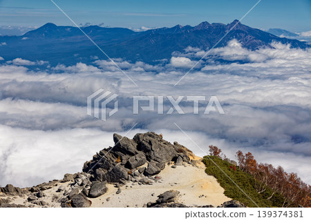 從南阿爾卑斯山、鳳凰三山和觀音岳上看到的雲上八嶽山脈。 從南阿爾卑斯山、鳳凰三山和觀音岳上看到的雲上八嶽山脈。 139374381