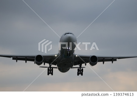 airplane  139374613