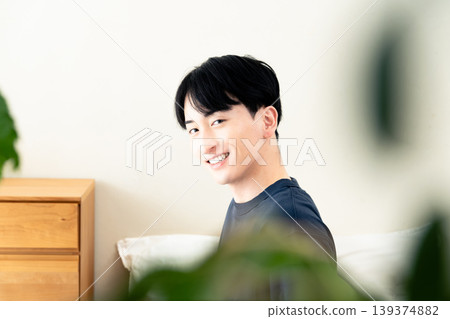 一個剛睡醒、感覺神清氣爽的年輕人。 139374882