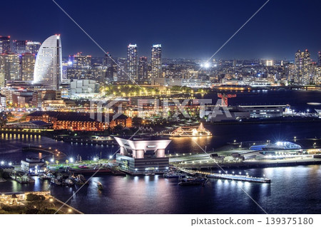 從橫濱市橫濱海洋塔看到的夜景(朝向大棧橋碼頭和紅磚倉庫) 從橫濱市橫濱海洋塔看到的夜景(朝向大棧橋碼頭和紅磚倉庫) 139375180
