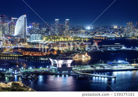 從橫濱市橫濱海洋塔看到的夜景（朝向大棧橋碼頭和紅磚倉庫） 139375181