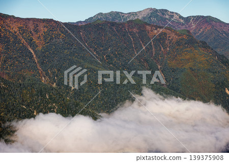 A sea of clouds and Mt. Senjōgatake as seen from Mt. Tsujiyama in the Southern Alps. A sea of clouds and Mt. Senjōgatake as seen from Mt. Tsujiyama in the Southern Alps. 139375908