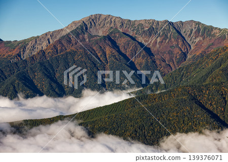 從南阿爾卑斯山脈的辻山眺望愛野岳的秋色 從南阿爾卑斯山脈的辻山眺望愛野岳的秋色 139376071