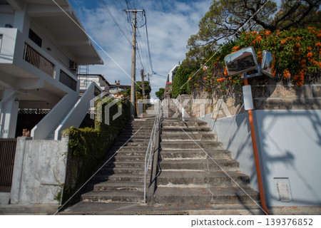 住宅區內並排有兩個樓梯,間距不同。 住宅區內並排有兩個樓梯,間距不同。 139376852
