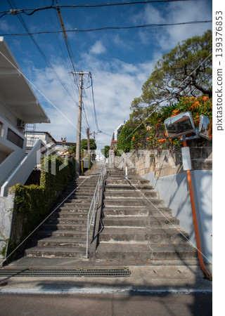 住宅區內並排有兩個樓梯,間距不同。 住宅區內並排有兩個樓梯,間距不同。 139376853