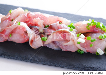 香煎竹莢魚 - 新鮮捕撈的竹莢魚,用刀切碎 香煎竹莢魚 - 新鮮捕撈的竹莢魚,用刀切碎 139376861