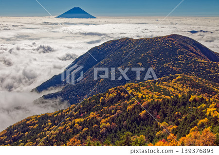 從南阿爾卑斯山、鳳凰三山和砂原岳看到的雲上富士山。 139376893