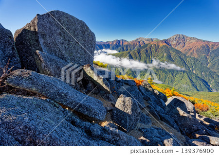 從南阿爾卑斯山的鳳凰三山和砂原井岳看到的白峰三山。 139376900