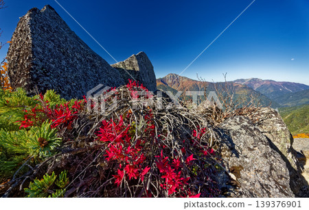 從南阿爾卑斯山的鳳凰三山和砂原井岳看到的白峰三山。 從南阿爾卑斯山的鳳凰三山和砂原井岳看到的白峰三山。 139376901