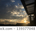 十一月黃昏時分，壯麗的夕陽照亮了日本的一處居民區。 139377048