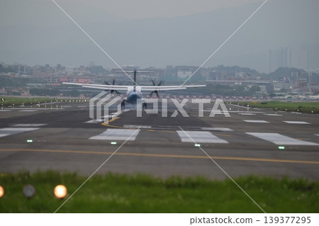 Landing posture 139377295