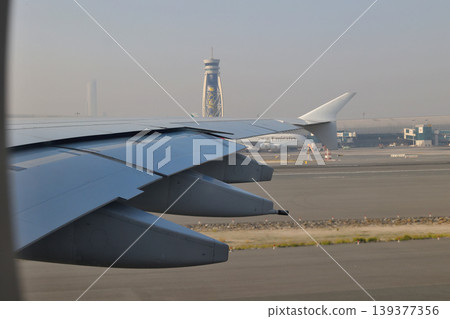 A380客機在杜拜機場滑行 A380客機在杜拜機場滑行 139377356