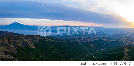 從伊豆半島西伊豆天際線拍攝的富士山和日出全景。 139377467
