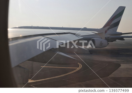 A380客機在杜拜機場滑行 A380客機在杜拜機場滑行 139377499