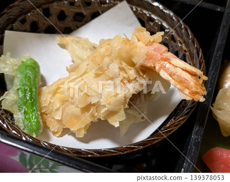 Deep-fried shrimp and shishito peppers 139378053
