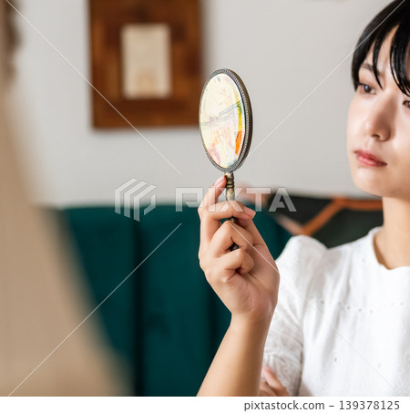 一位女士正在照手鏡。 139378125