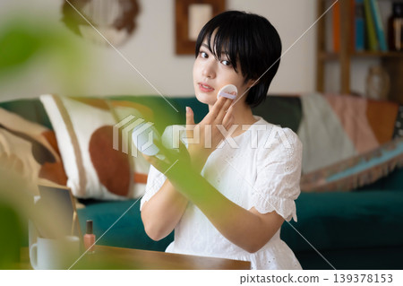 在房間裡化妝的女人 139378153