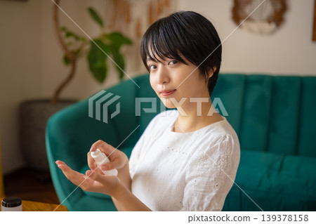 女性在室內進行護膚 139378158